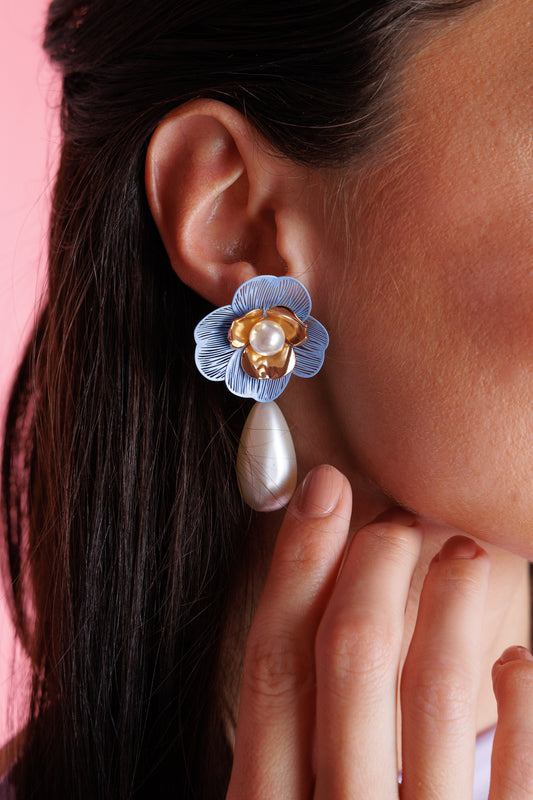 Orecchini con fiore azzurro e perle